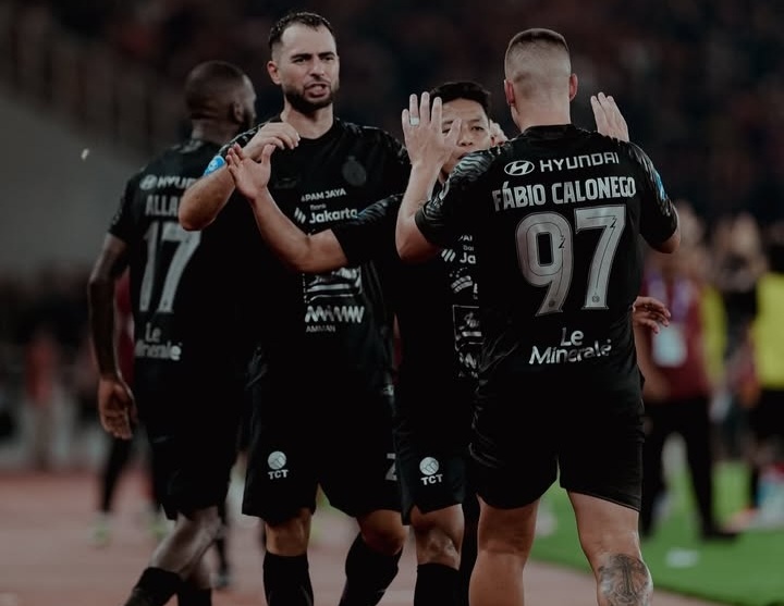 Selebrasi skuad Persija usai menundukkan PSIM 2-0. Foto : Ist