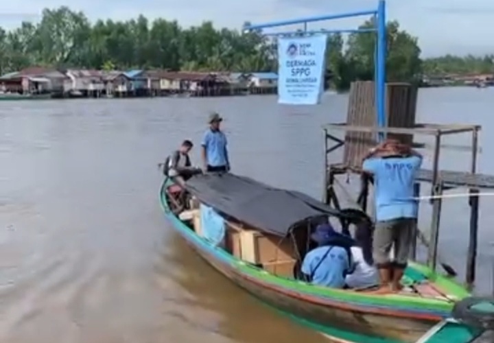 Relawan SPPG saat mengantarkan MBG ke daerak Kepulauan di KalSel. Foto : Tim Media Presiden