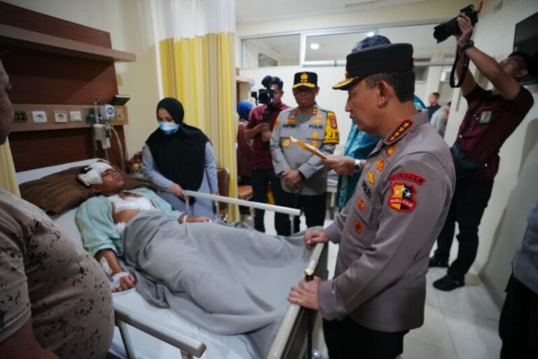 Kapolri Jenderal Polisi Listyo Sigit Prabowo saat menjenguk korban ledakan SMA 72. Foto ; Ist