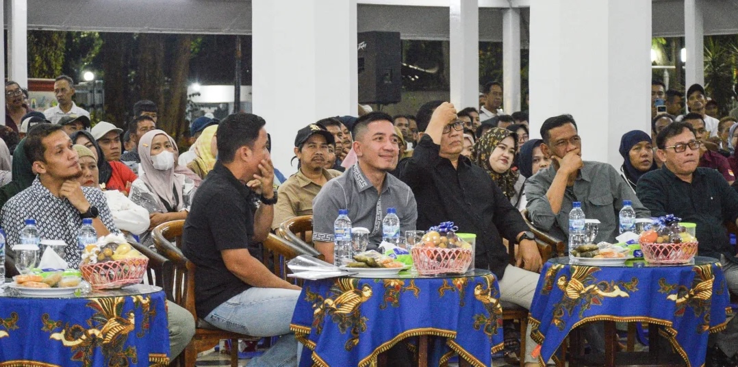 Bupati dan Wabup Lebak Hasbi-Amir didampingi jajarannya, sedang duduk bareng bersama para PKL, saat acara sosialisasi penataan wilayah perkotaan Rangkasbitung, di Aula Pendopo Bupati Lebak, Senin (3/11).