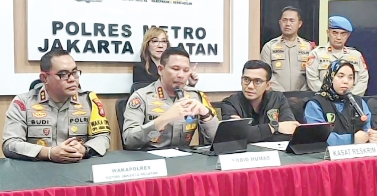 Kabid Humas Polda Metro Jaya Kombes Budi Hermanto (pegang mikrofon), saat menyampaikan keterangan tentang kasus pembunuhan Alvaro Kiano Nugroho . Foto : Ist