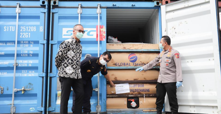 Polri mengamankan 87 kontainer yang hendak dikirim ke China yang berisi ekspor produk turunan minyak kelapa sawit atau Crude Palm Oil (CPO). Foto : Ist