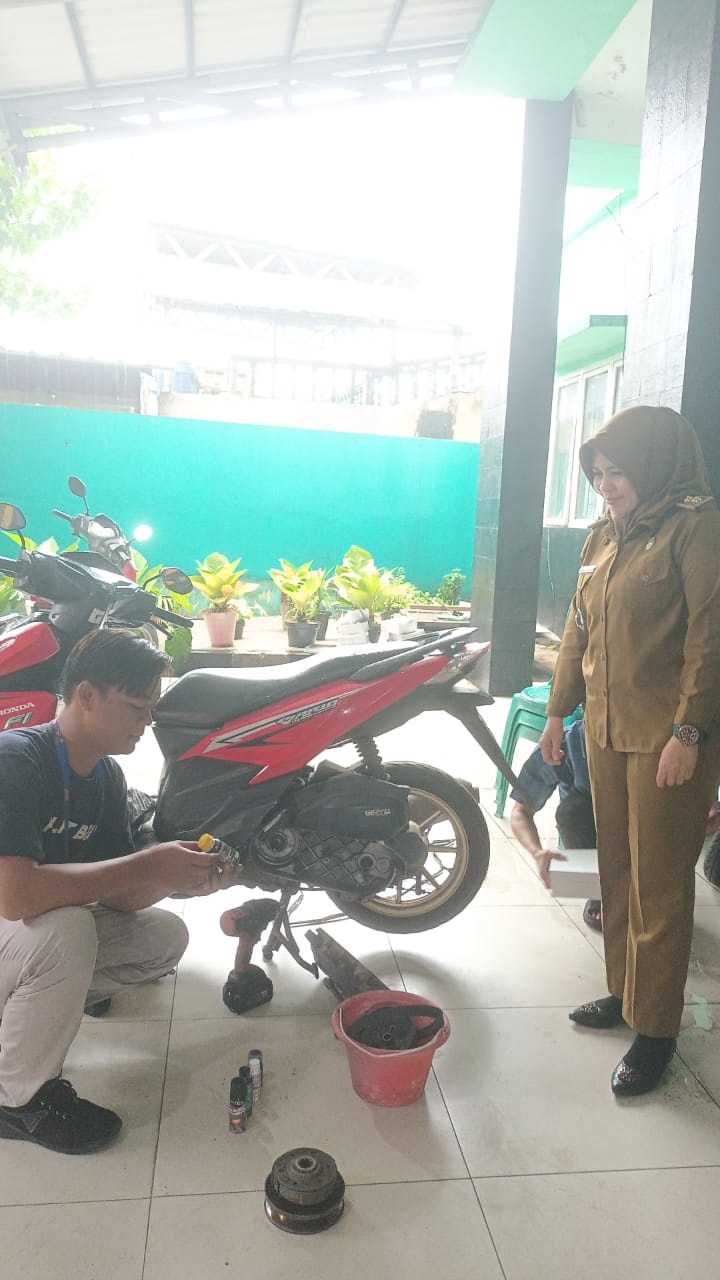 MONTIR. Puluhan warga Cipayung dibekali dengan pelatihan montir, Selasa (18/11).