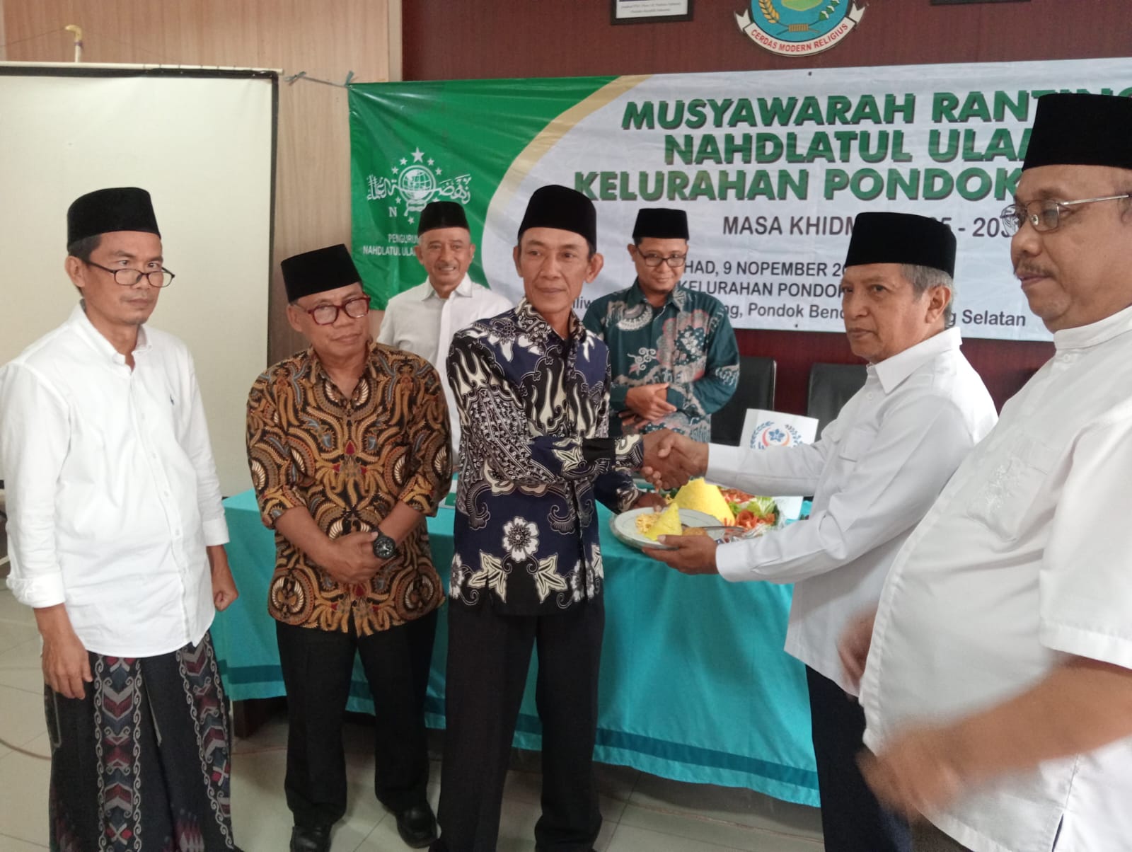 Potong tumpeng pertama harlah kelurahan Pondok benda Kecamatna Pamulang ke 131 tahun.