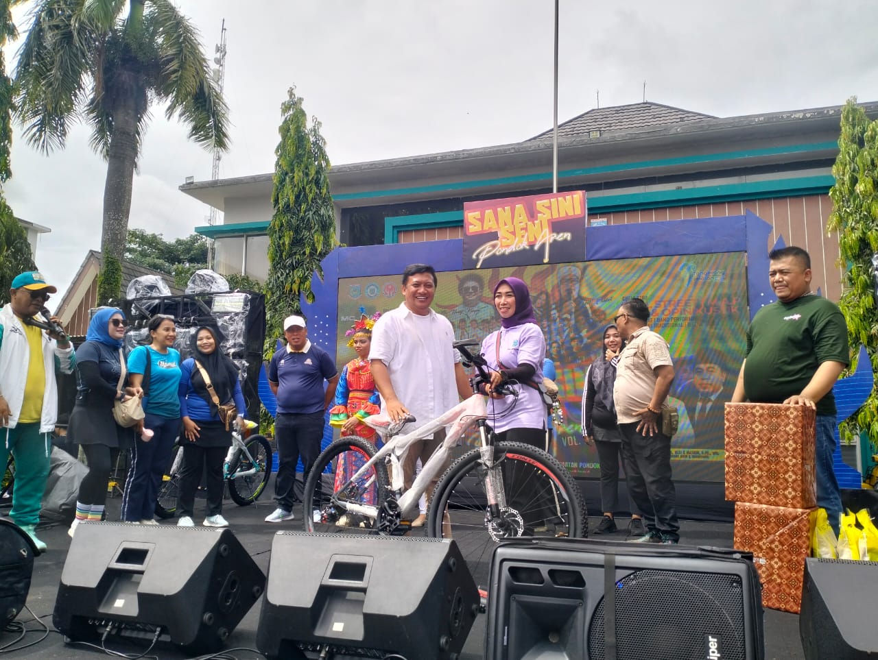 Sana Sini Seni Vol.2 yang berlangsung di halaman Kantor Kecamatan Pondok Aren, Jumat (14/11). (tangselpos.id/rmn)