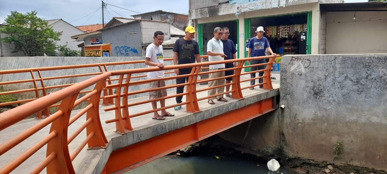 RESES. Ketua Komisi lV DPRD Tangsel bersama perwakilan warga perumahan Taman Permata Bintaro tengah meninjau lokasi penyebab banjir perumahan tersebut.