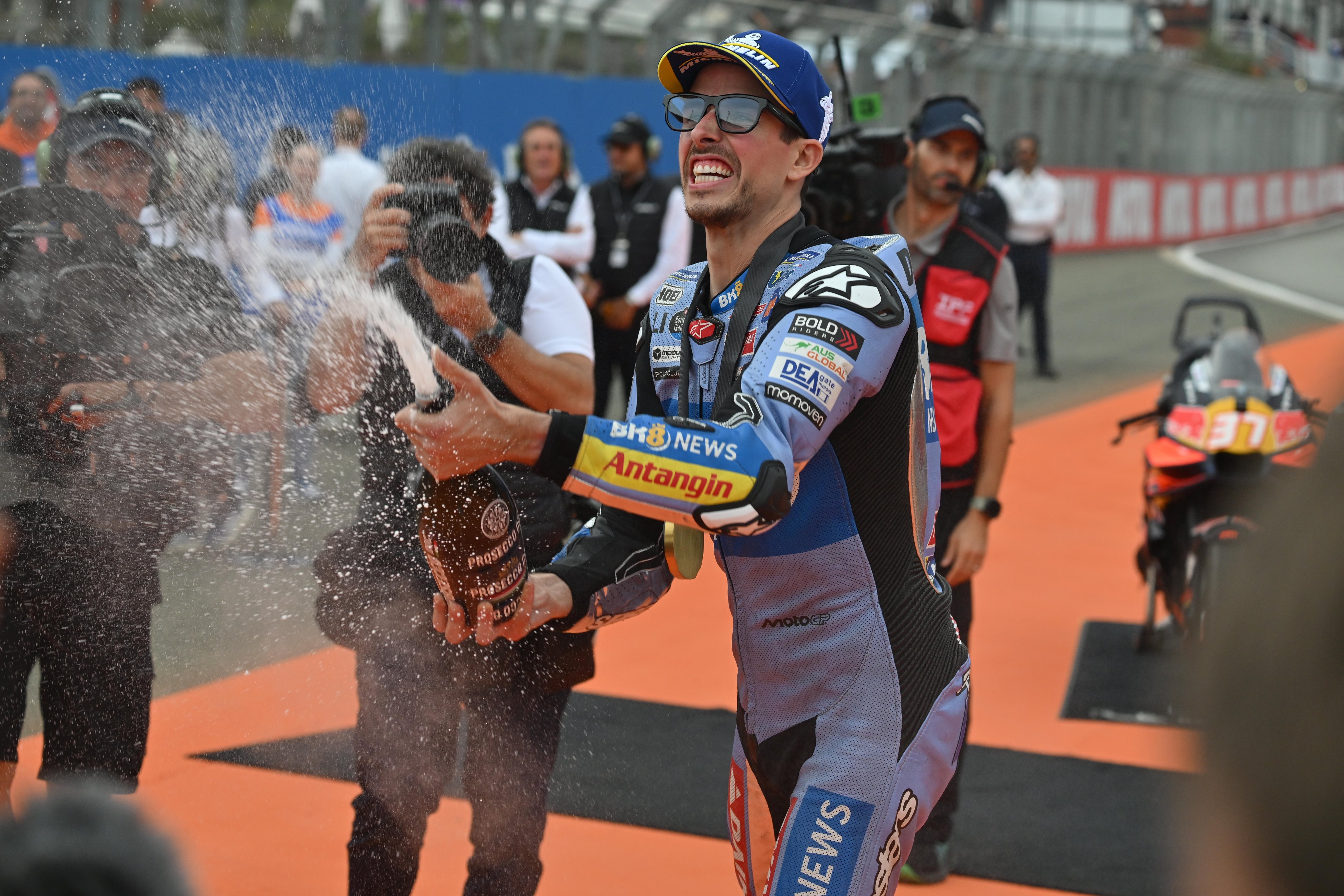 Selebrasi Alex Marquez, usai menangi Sprint Race MotoGP Valencia 2025. Foto : Ist