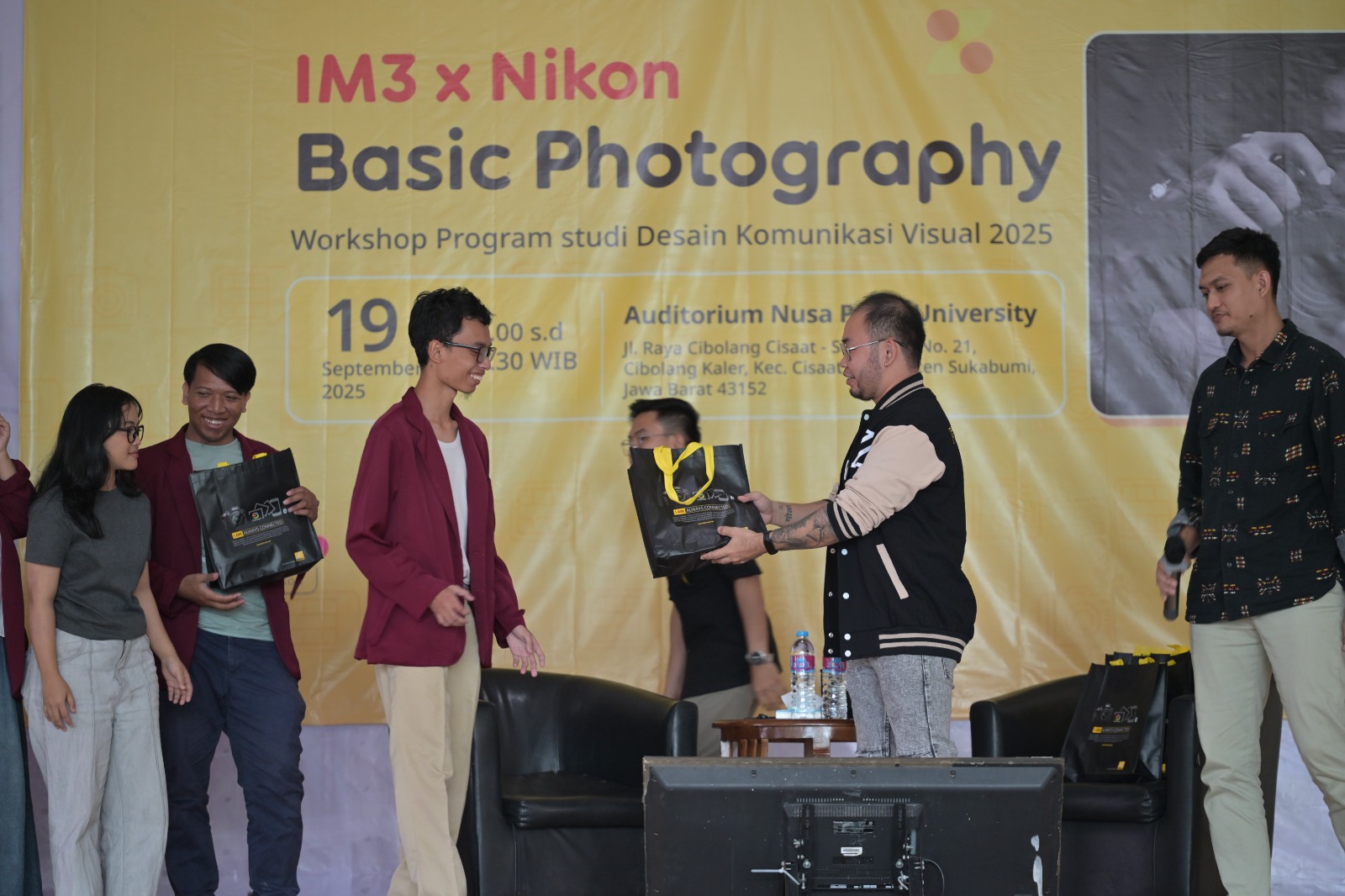 Indosat Ooredoo Hutchison (Indosat atau IOH) melalui brand IM3 berkolaborasi dengan Nikon menyelenggarakan rangkaian Photography Seminar Roadshow di lima kampus besar kawasan Outer Jakarta Raya.(Istimewa)