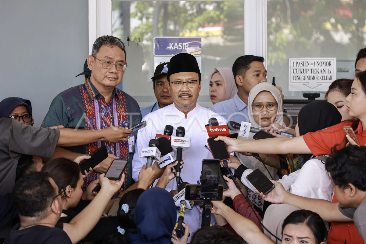 Mensos Saifullah Yusuf saat meninjau korban ledakan SMA 72 di RSIJ Cempaka Putih. Foto : Ist