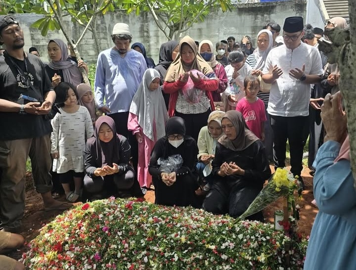 Wakil Wali Kota Tangsel Pilar Saga ketika melayat pemakaman MH di daerah Ciater. Foto : IG