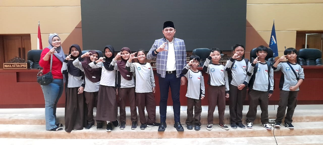 Ketua BK DPRD Kota Tangsel, Julham Firdaus saat menerima kunjungan siswa SD Negeri BPI Pamulang. Para siswa di dampingi oleh salah satu wali murid sempat berfoto di ruang rapat paripurna yang ada di gedung tersebut. Foto : Ist