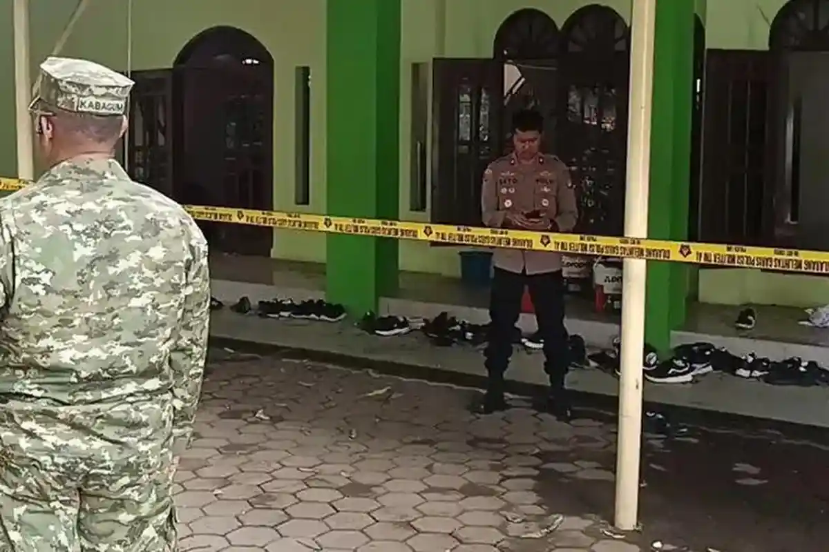 Aparat menjada lokaso ledakan di Masjid SMA 72 Jakarta Utara. Foto : Ist