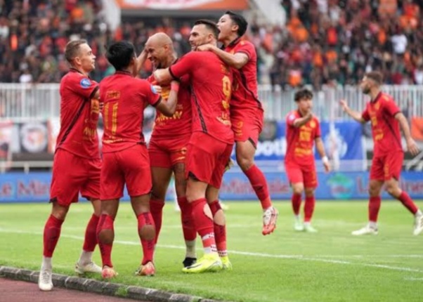 Selebrasi Persija usai menang 3-1 atas Persik. Foto : Ist