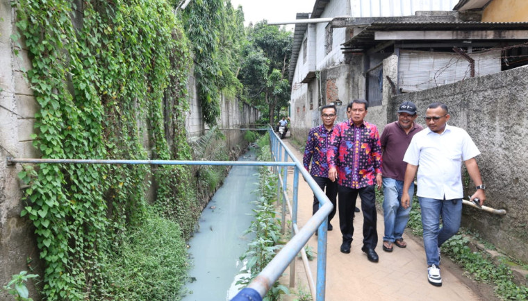 Bupati Tangerang Moch. Maesyal Rasyid beserta rombongan terlihat meninjau pembangunan pompa air pengendali banjir di kawasan Bencongan, Kecamatan Kelapa Dua, Kamis (13/11).