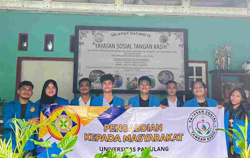 EDUKASI. Mahasiswa menunjukan kepedulian sosialnya melalui edukasi pencegahan pelecehan seksual pada anak.