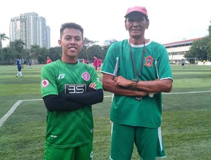 Mantan Kiper Timnas era 60-70 an Ronny Paslah (kanan). Foto : Ist