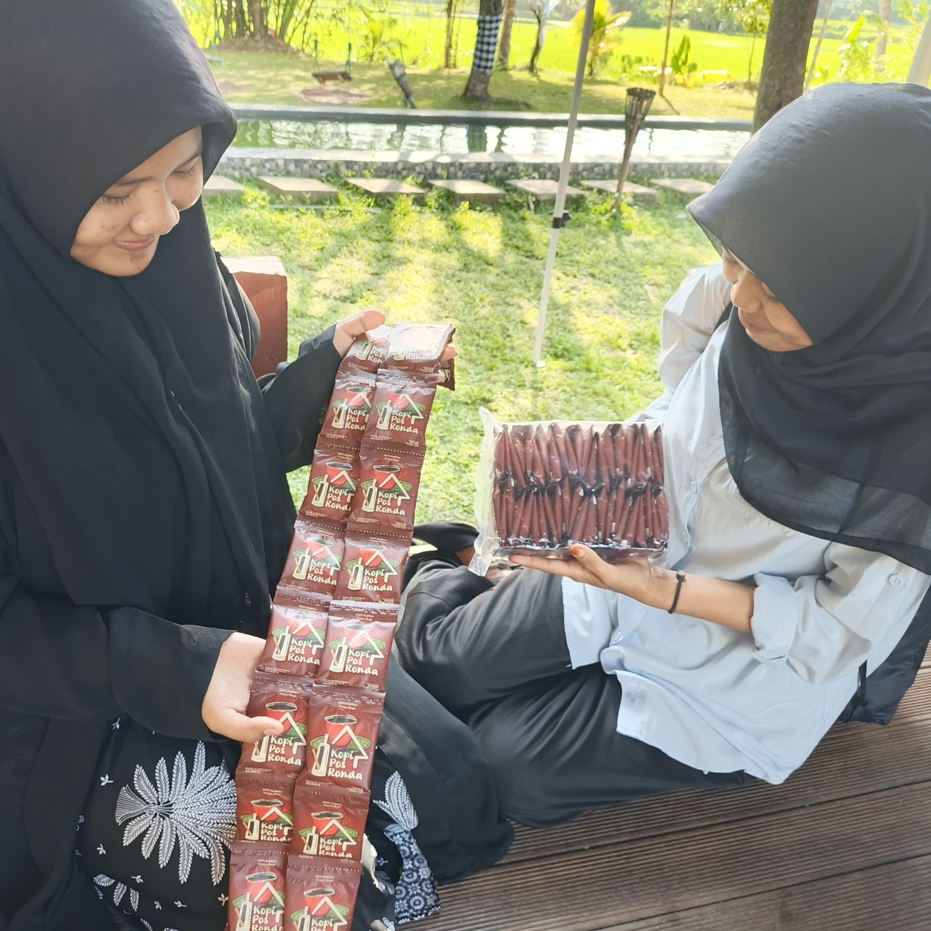 Penjual Kopi Pos Ronda sedang menunjukan kemasan kopi lokal buatan masyarakat Desa Bandung tersebut, di Wisata Mina Agro Bukit Sinyonya, Desa Bandung, Kecamatan Banjar, Kabupaten Pandeglang, beberapa waktu lalu.