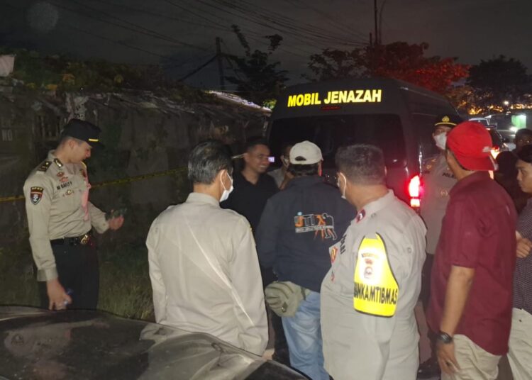 Aparat sedang mengevakuasi jenazah yang ditemukan membusuk di gubuk kosong di daerah Cikande. Foto : Ist