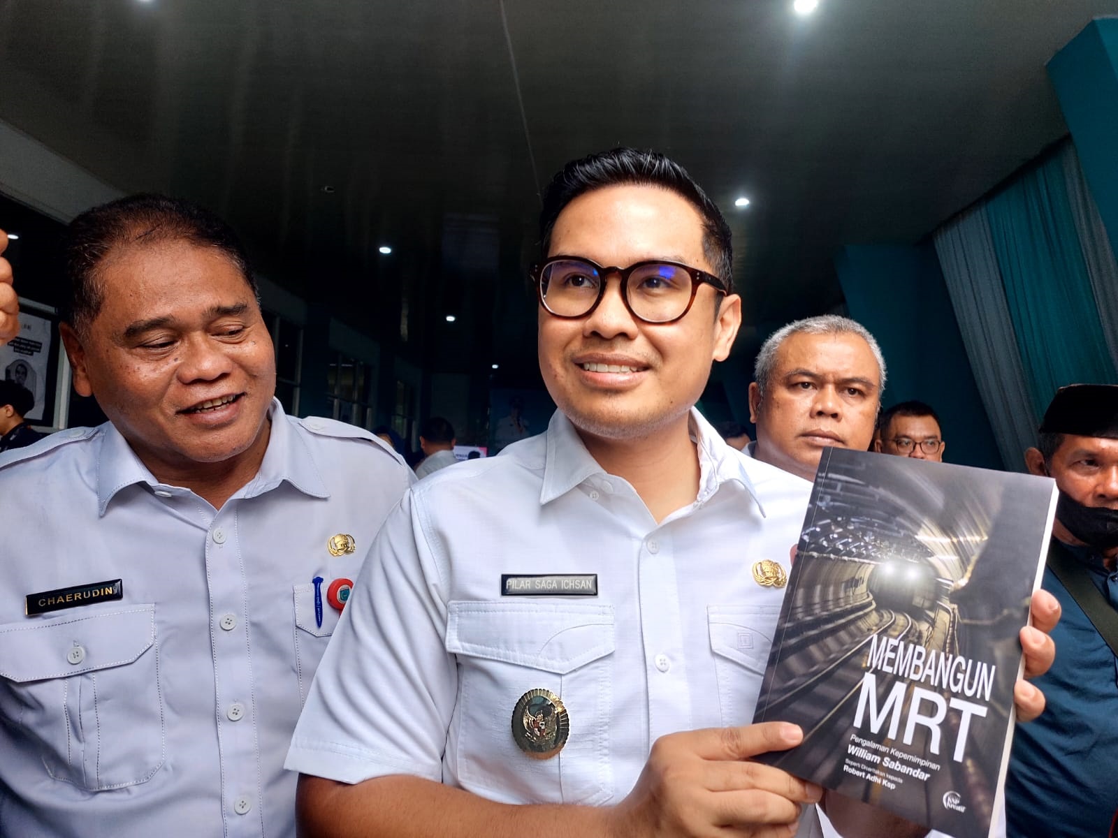 Wakil Wali Kota Tangsel, Pilar Saga Ichsan saat memamerkan buku favoritnya berjudul "Membangun MRT".