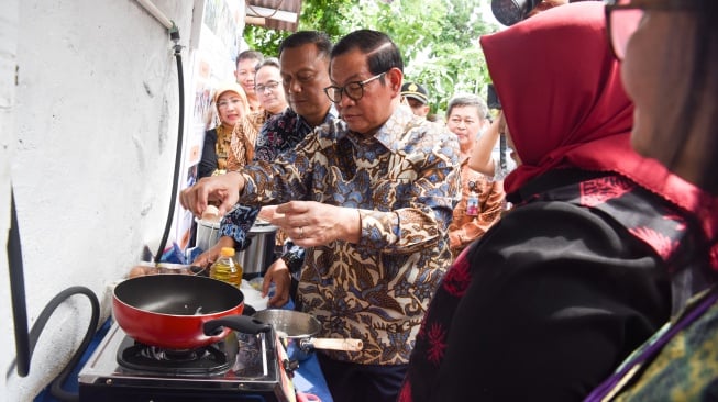 Gubernur Pramono Anung saat meninjau uji coba memasak menggunakan biogas. Foto : Ist