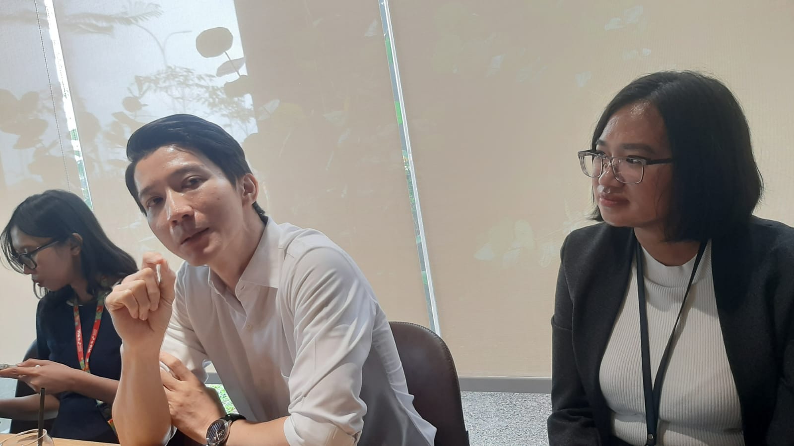 dr. Jimmy Tandradynata, Sp.PD, MSc (baju Putih), saat memberikan presentasi tentang penyakit Diabetes. Foto : Irawan