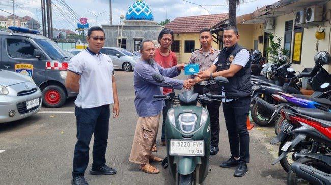 KEMBALIKAN MOTOR. Polsek Ciputat Timur mengembalikan sepeda motor warga yang tertinggal dua hari di pinggir jalan.