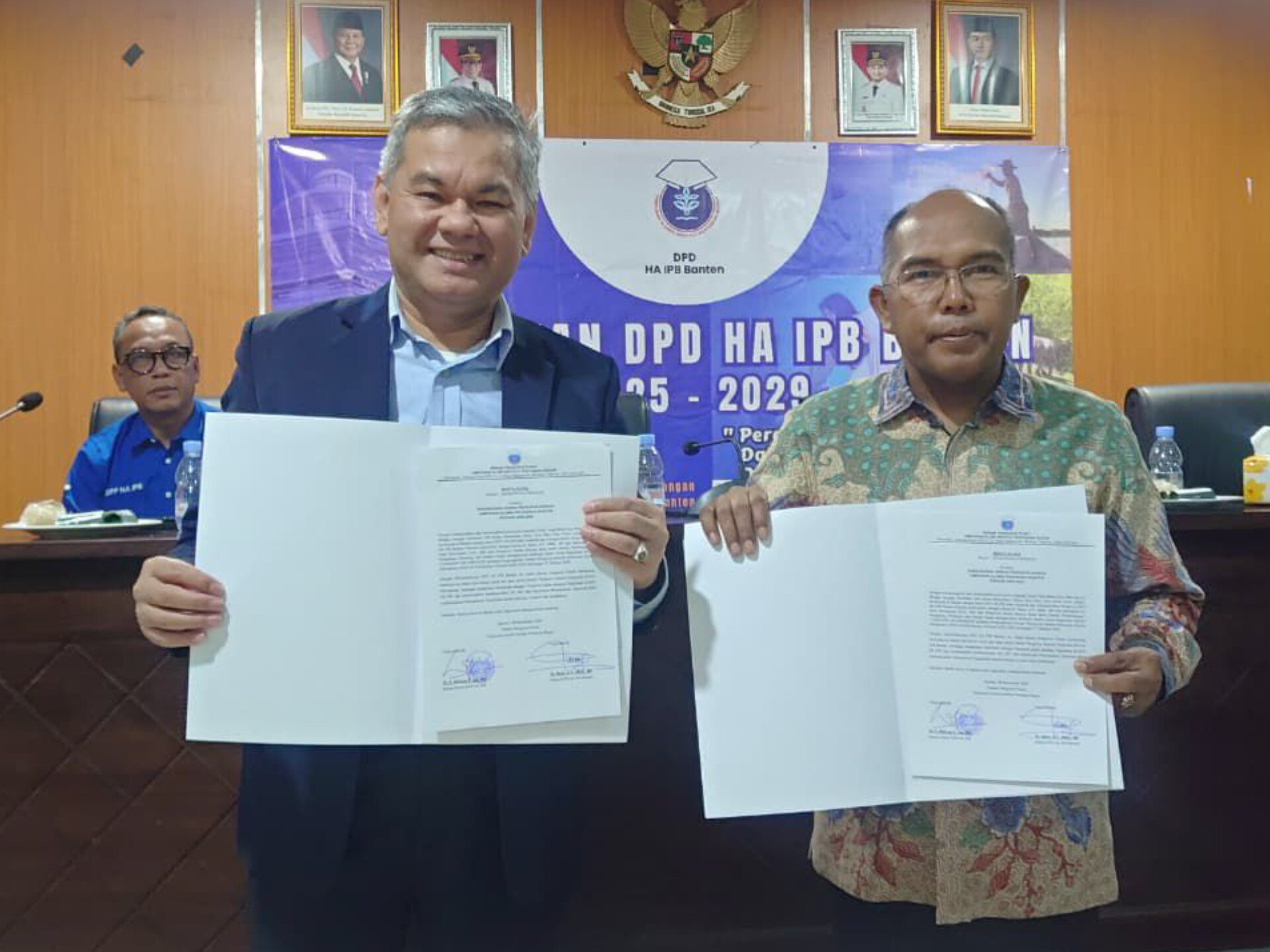 Ketua Umum DPP HA IPB, Walneg  mengukuhkan Nasir, sebagai Ketua DPD HA IPB Banten di Aula Dinas Ketahanan Pangan Provinsi Banten, Minggu (9/10/2025). (Ist)