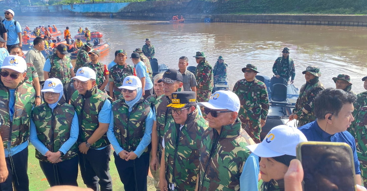 Gubernur Pramono (no 4 dari kiri) pada acara di Sungai Ciliwung. Foto : Ist