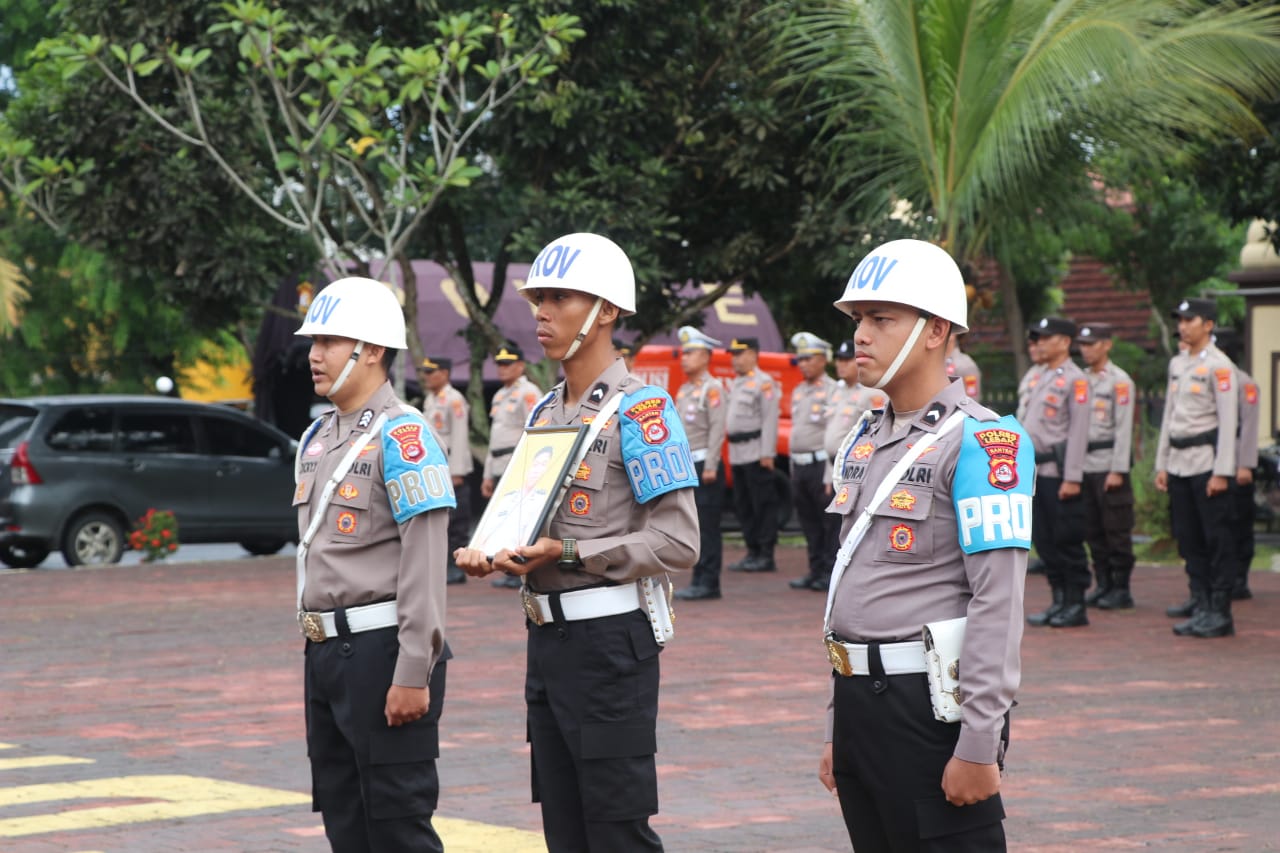 Para personel Polres Lebak sedang melaksanakan upacara PTDH terhadap salah seorang oknum anggota Polres Lebak yang terlibat peredaran narkoba, di lapangan Mako Polres Lebak, Selasa (11/11).