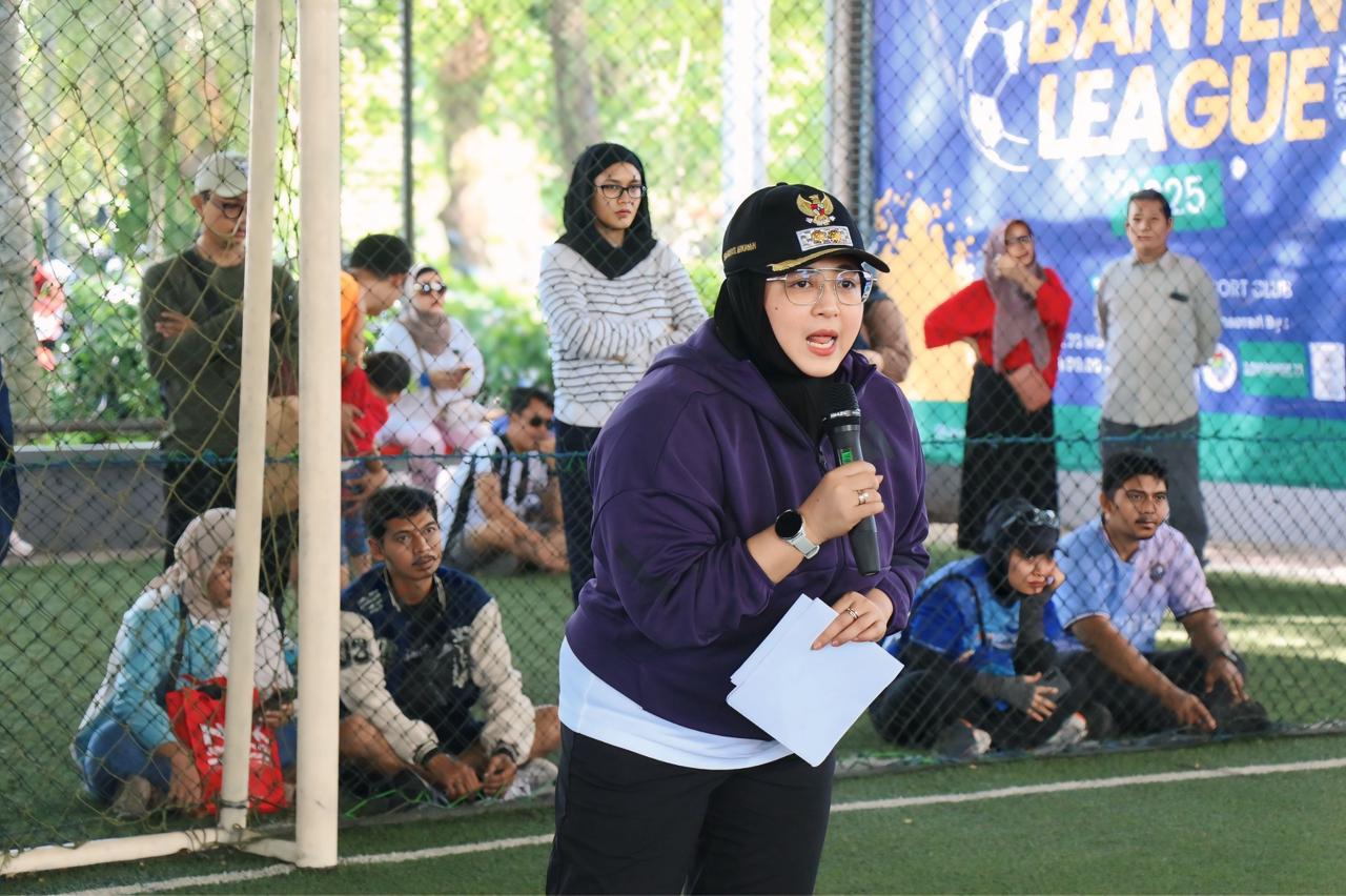 Wakil Bupati (Wabup) Tangerang, Intan Nurul Hikmah, saat memberikan sambutan di kompetisi futsal Shooter Junior FC-Banten League 2025 di Sport Center Citra Raya Panongan, Minggu (9/11).