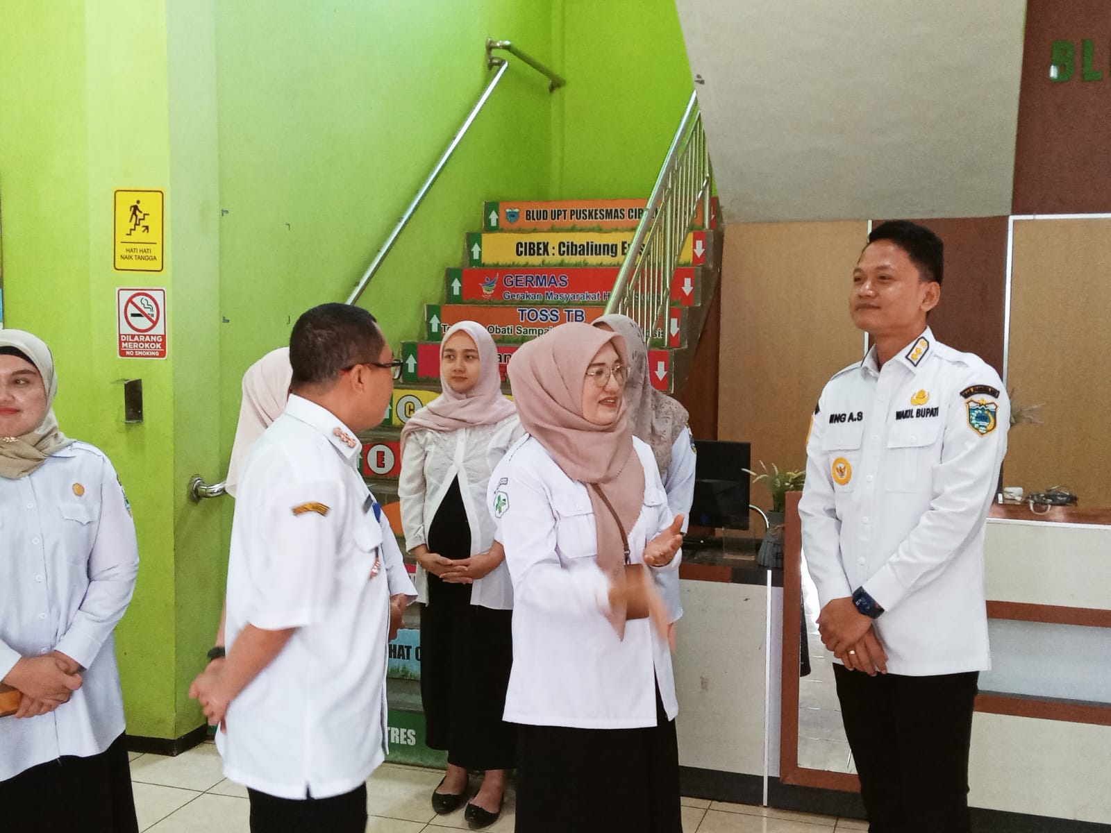 Wabup Iing Andri Supriadi, saat melakukan monitoring pelayanan di Puskesmas Cibaliung, Rabu (26/11/2025).(Istimewa)