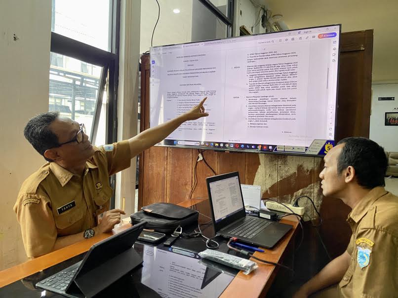 Kepala DPKD Pandeglang Yahya Gunawan didampingi jajarannya, sedang menjelaskan Inpres kepada wartawan di kantornya, beberapa waktu lalu.