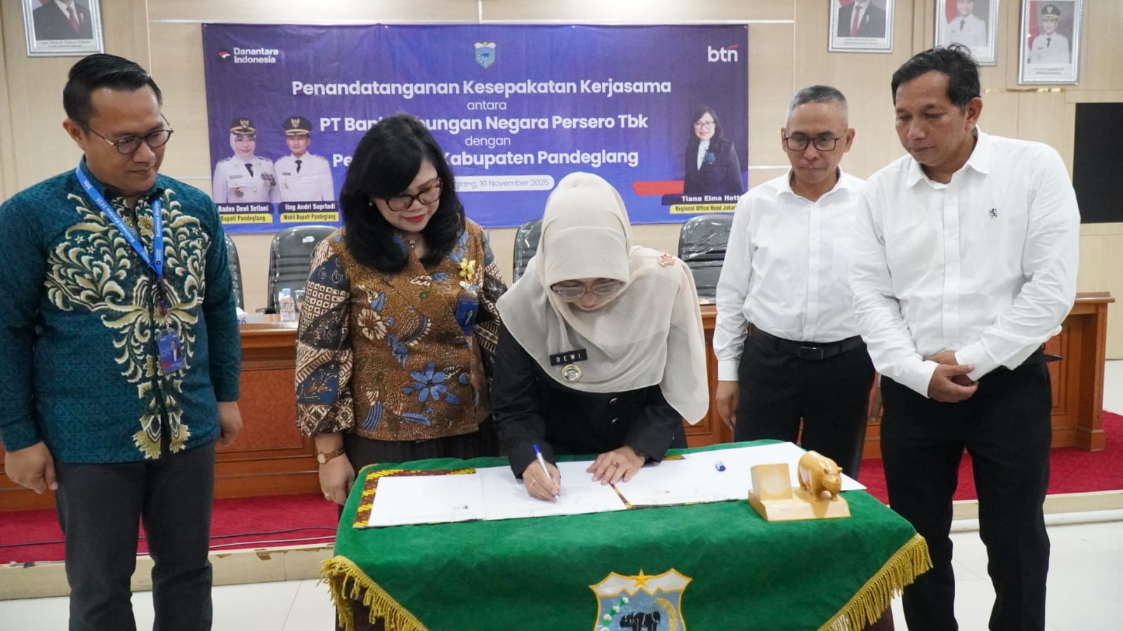 Bupati Dewi Setiani menandatangani PKS dengan PT. Bank BTN Persero Tbk, di Oproom Setda Pandeglang, Senin (10/11/2025).(Istimewa)
