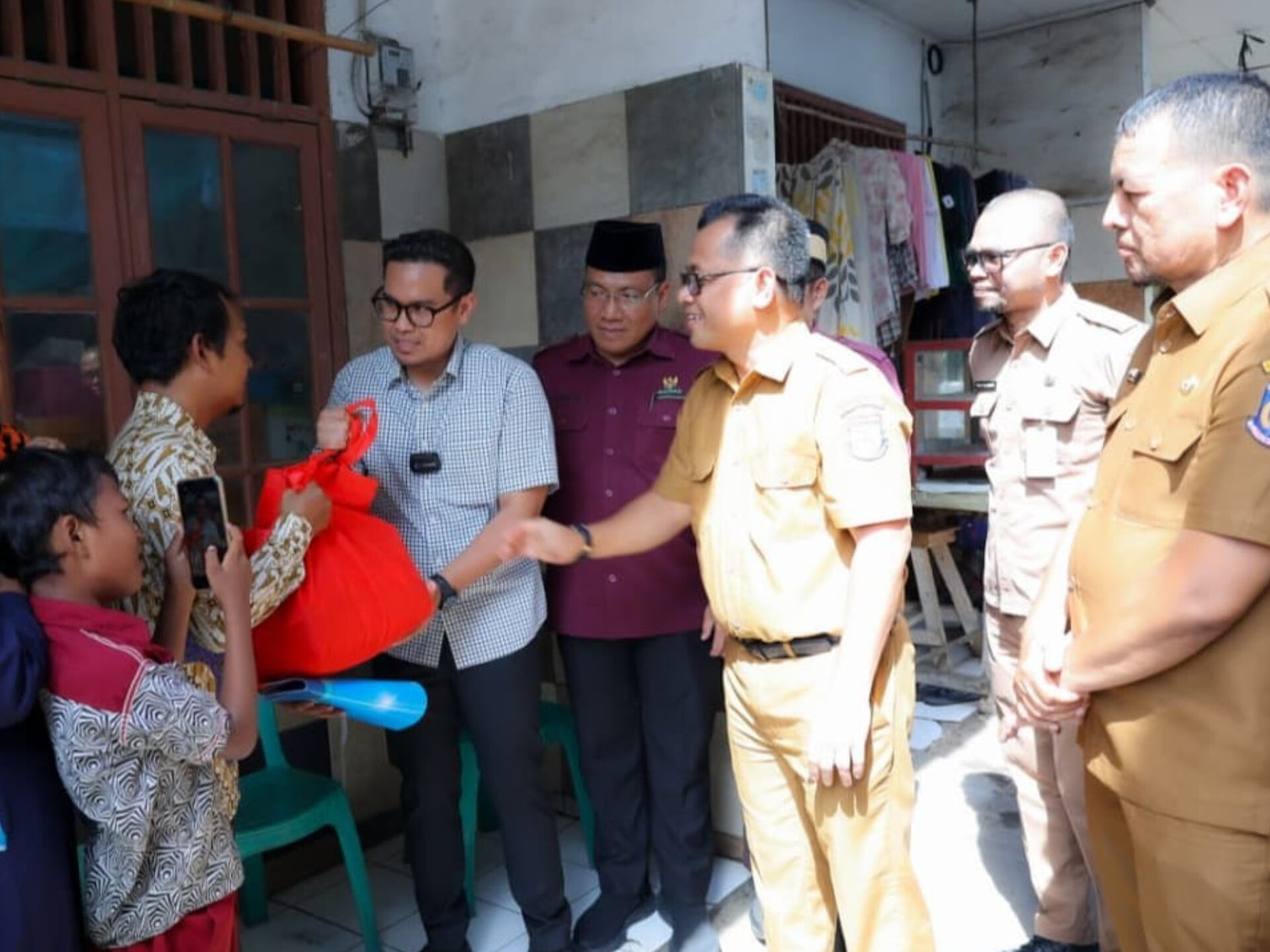 Pemerintah Kota Tangerang Selatan bersama Baznas menyalurkan bantuan paket sembako dan dana stimulan kepada 280 keluarga. (Ist)