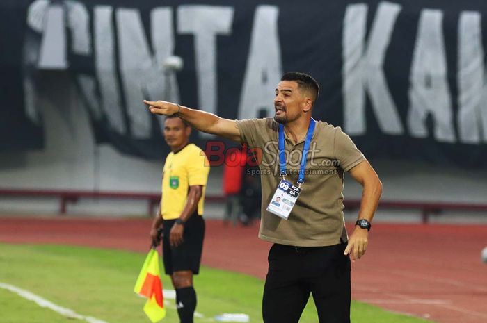 Pelatih Persita Carlos Pena. Foto : Ist