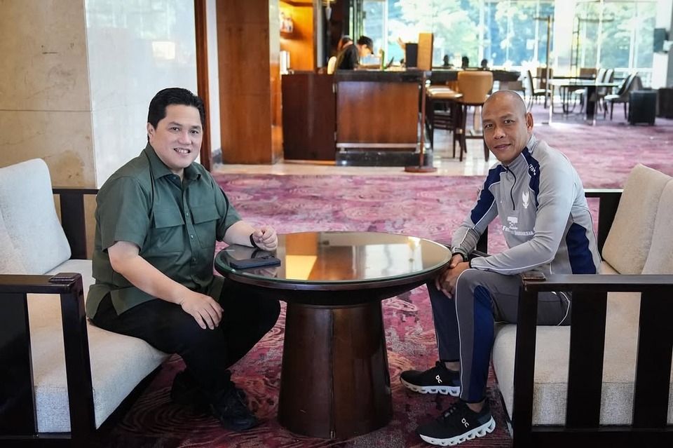Ketum PSSI Erick Thohir dan Nova Arianto pelatih Timnas U-20. Foto : Ist