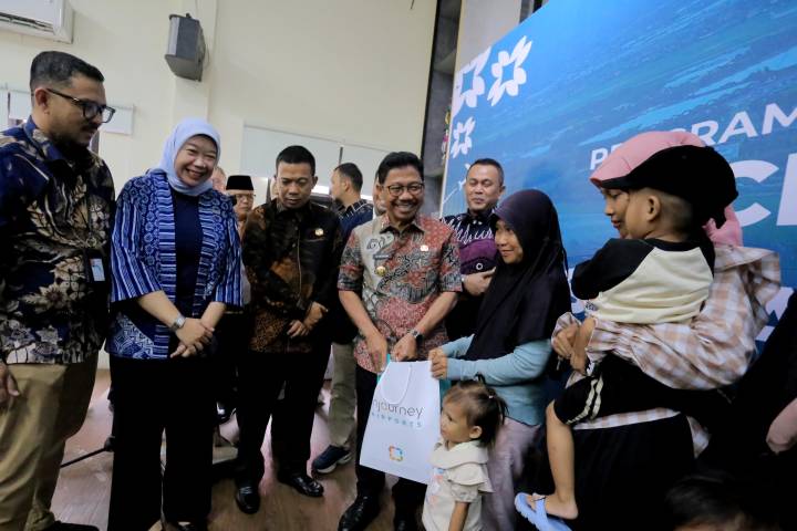 Wali Kota Tangerang, Sachrudin, didampingi Ketua DPRD Kota Tangerang, Rusdi Alam dan Deputy GM Bandara Soekarno Hatta, Ibu Titin Permata Sari, memberikan bantuan secara simbolis dari Injourney Airport kepada warga neglasari, yang dilaksanakan di Aula Kecamatan Neglasari Kota Tangerang, Kamis (13/11).