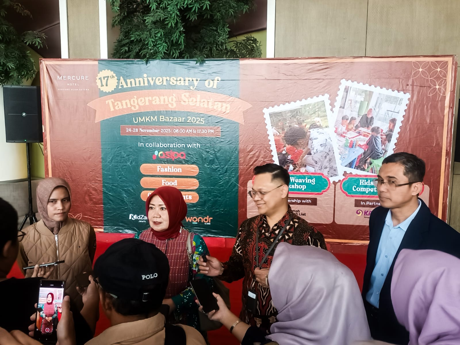 Suasana konferensi pers pembukaan UMKM Bazaar 2025 dalam rangka perayaan HUT Ke-17 Kota Tangerang Selatan di Mercure Serpong Alam Sutera, Senin (24/11/2025). (tangselpos.id/lim)
