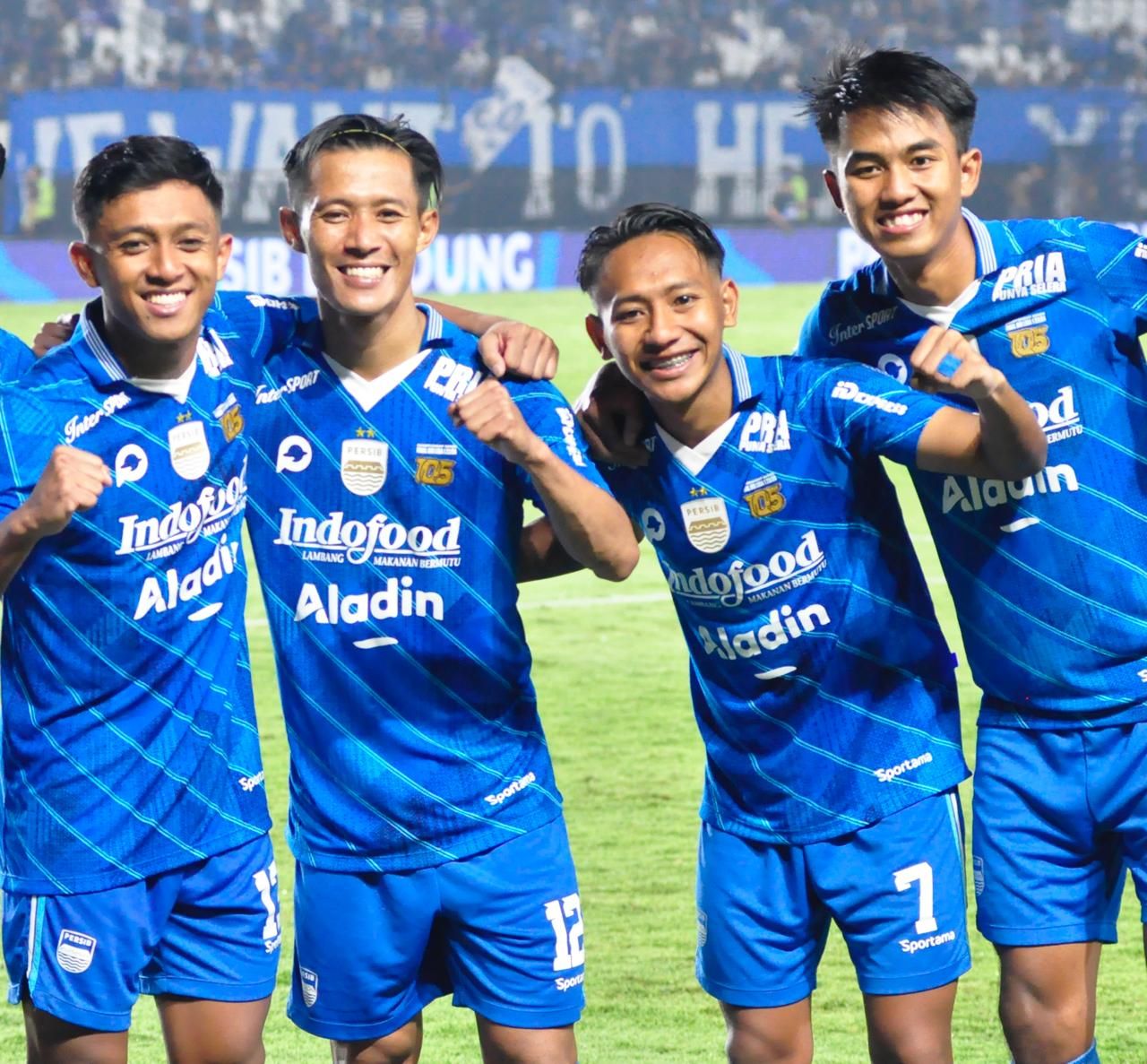 Beckham Putra Nugraha (no 7) dan punggawa Persib. Foto : Ist