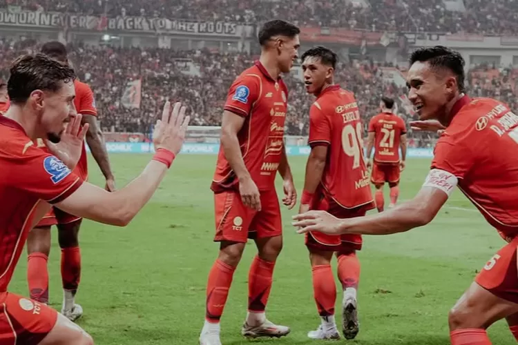 Selebrasi Persija usai menang 2-1 dari Arema. Foto : Ist