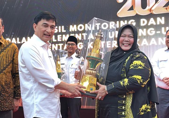 Dirut Perumdam Tirta Berkah Pandeglang, Euis Yuningsih menerima piagam penghargaan Juara Umum Anugerah Keterbukaan Informasi Publik BUMD se-Provinsi Banten 2025.(Istimewa)