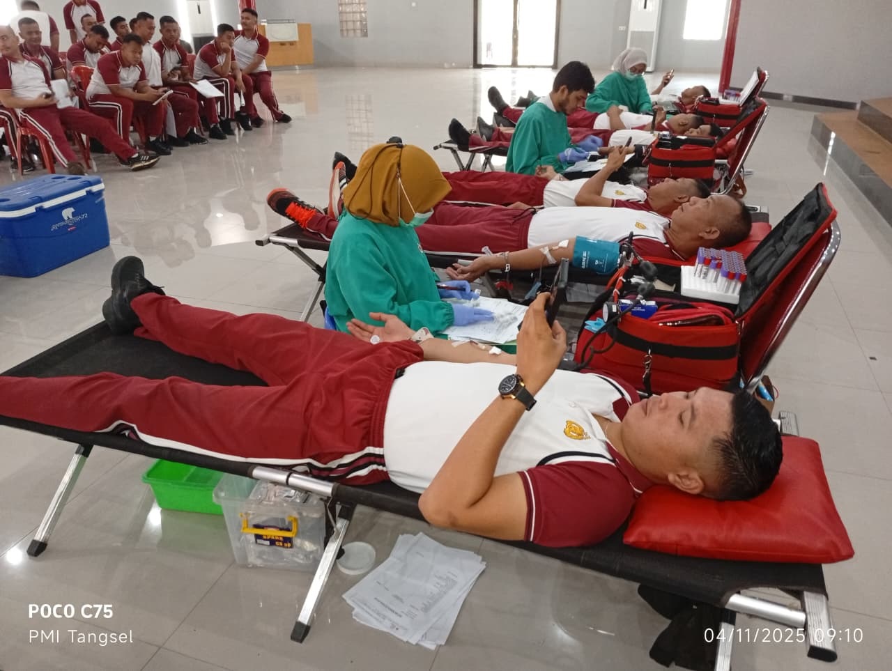 DONOR DARAH. Dalam rangka memperingati Hari Ulang Tahun ke-80 Korps Brimob Polri, Palang Merah Indonesia (PMI) Kota Tangerang Selatan berkolaborasi dengan Batalion A Pelopor Brimob melaksanakan kegiatan donor darah di Asrama Brimob Kedaung, Ciputat, Rabu (5/11).