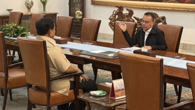 Presiden Prabowo saat diskusi dengan Wakil Ketua DPR Sufmi Dasco Ahmad. Foto : Ist
