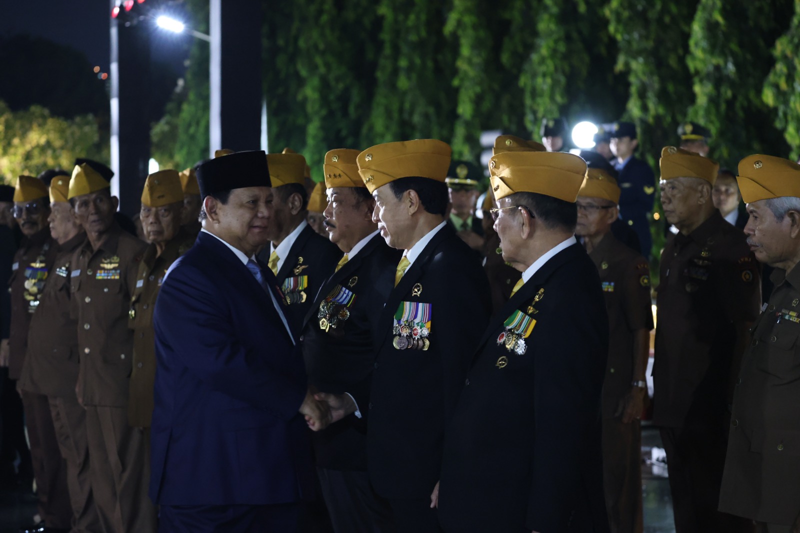 Presiden Prabowo saat memimpin Upacara Ziarah Nasional dan Renungan Suci dalam rangka memperingati Hari Pahlawan di Taman Makam Pahlawan (TMP) Nasional Kalibata. Foto : Ist