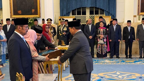 Presiden Prabowo saat menyerahkan tanda gelar Pahlawan kepada Keluarga Almarhum Mantan Presiden ke 2 Soeharto. Foto : Ist