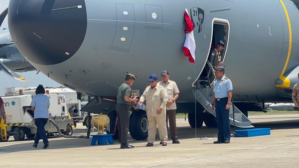 Presiden Prabowo saat menyerahkan pesawat Airbus A400M/MRTT Alpha 4001 kepada Panglima TNI. Foto : Ist