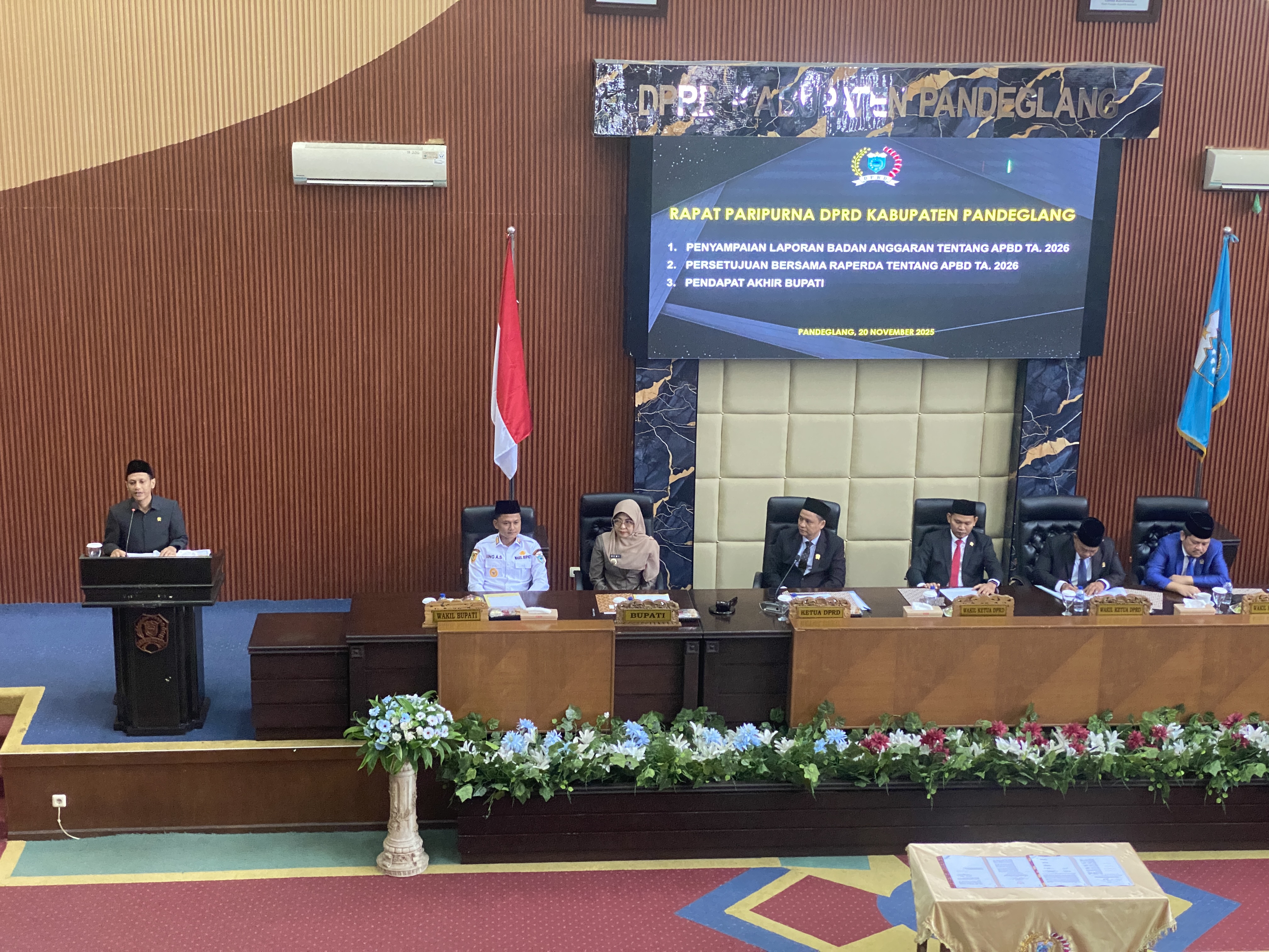 Anggota Banggar DPRD Pandeglang Farid Muhajirin sedang menyampaikan laporan Banggar tentang Raperda APBD TA 2026, di Ruang Paripurna DPRD Pandeglang, Kamis (20/11).