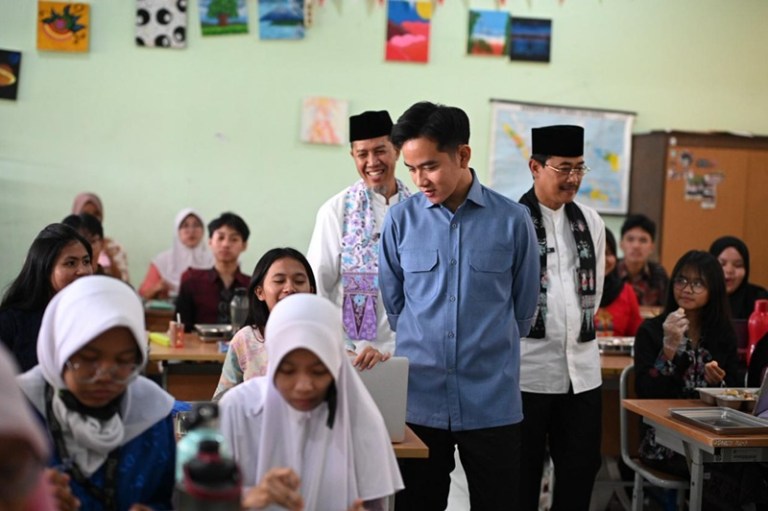 Wapres Gibran saat sidak ke SMP 17 Jakarta. Foto : Ist