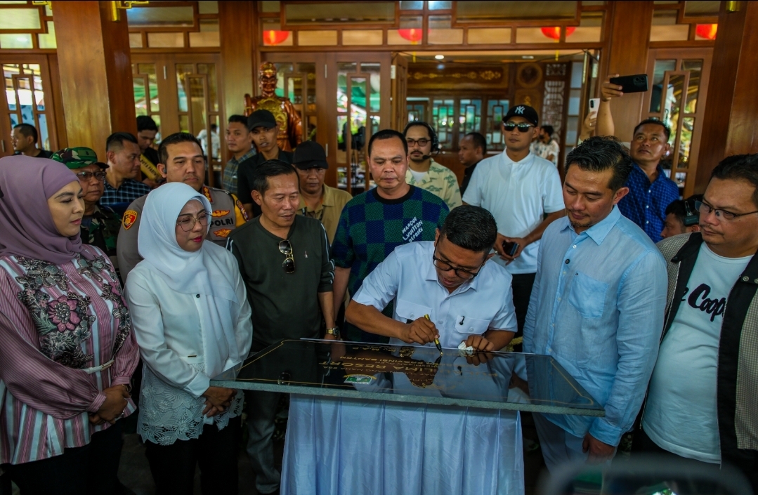 Gubernur Banten menandatangani prasasti peresmian Pulau Lima Resort, disaksikan jajaran pejabat dan perwakilan pengelola, Sabtu (29/11/2025). (Ist)