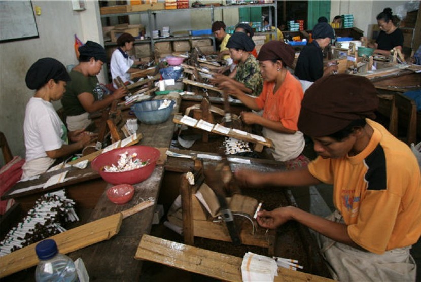 Industri rokok rumahan di Jawa Timur. Foto : Ist